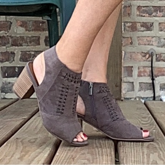 Casual sandals on mid heels 🌷🌷🌷 - Picture 2 of 9